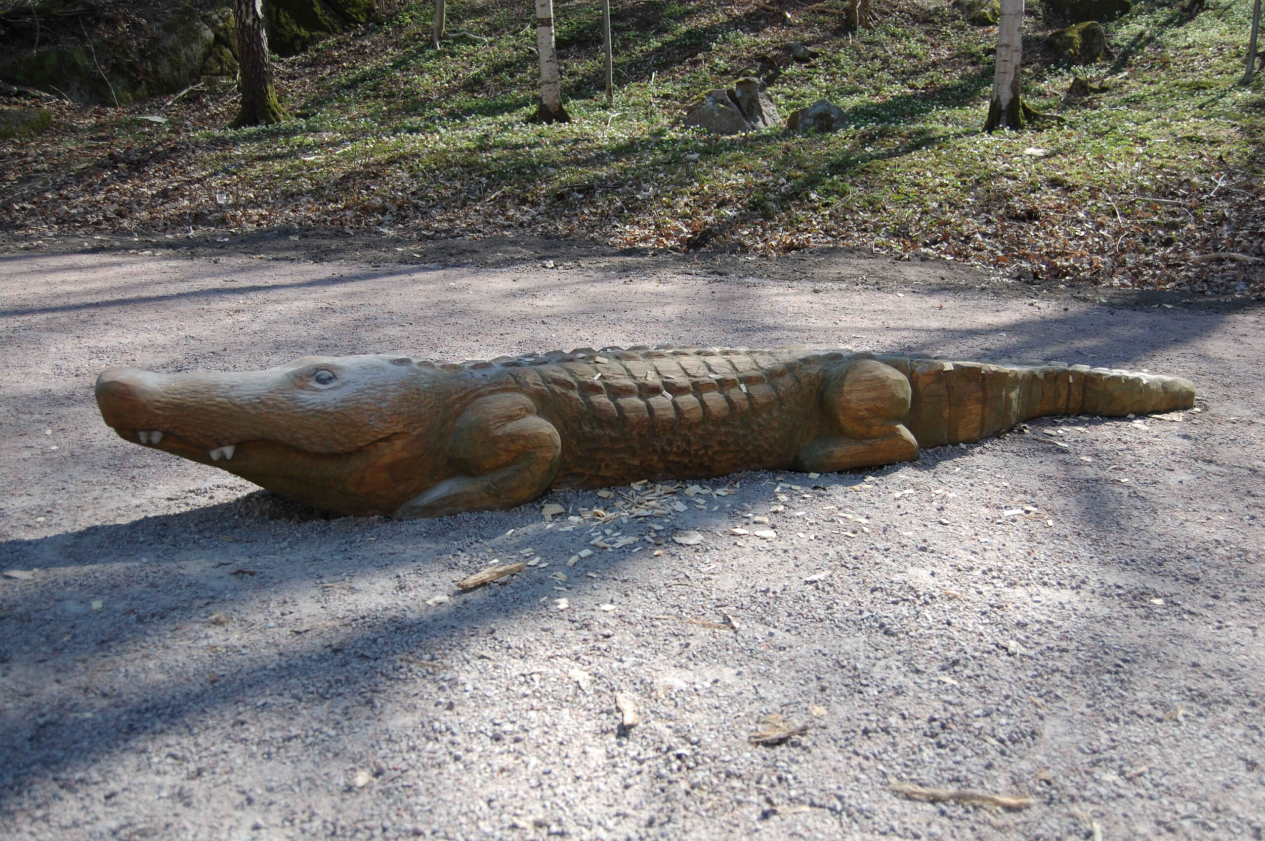 Motorsågsskulptur föreställande en krokodil